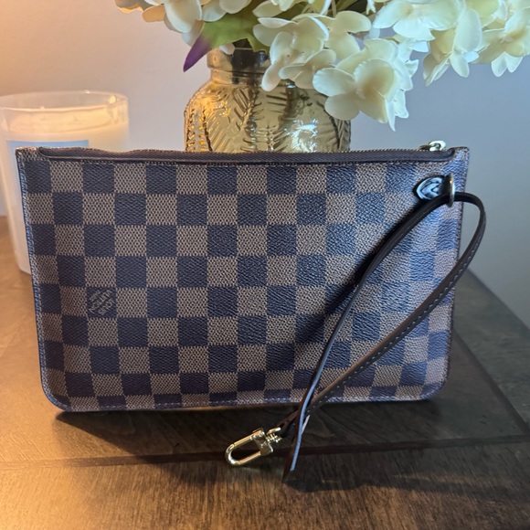 Louis Vuitton wristlet - Picture 2 of 15